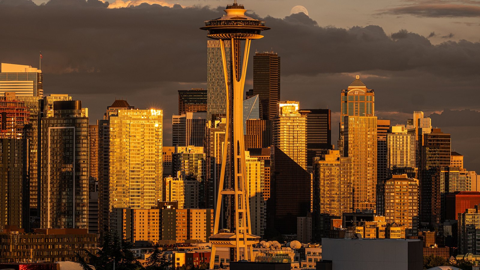 Seattle skyline and the Space Needle at sunset, seen from Kerry Park